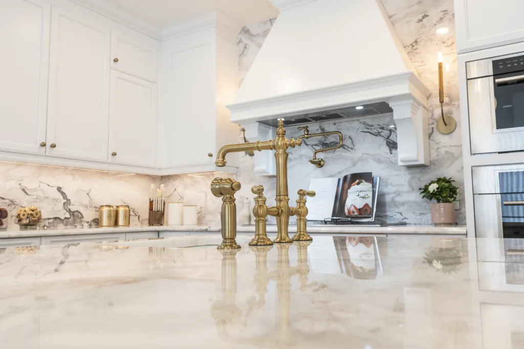 Cuisines sur mesure Club Cuisine BCBG. Style laquée.