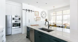 Rénovation de cuisine Cuisine blanche avec armoires bleues sur mesure, design moderne par Club Cuisine BCBG à Laval