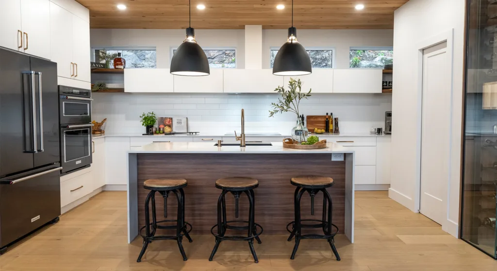 Rénovation de cuisine Cuisine blanche avec armoires blanc sur mesure, design moderne par Club Cuisine BCBG à Laval