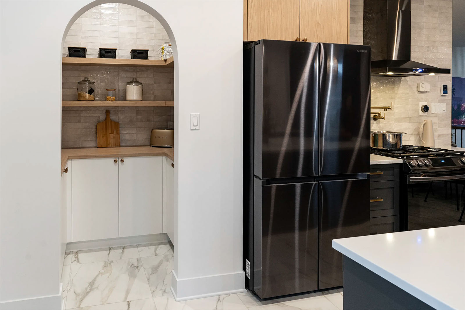 Full view of a custom wood kitchen walk-in closet designed by Club Cuisine BCBG Laval