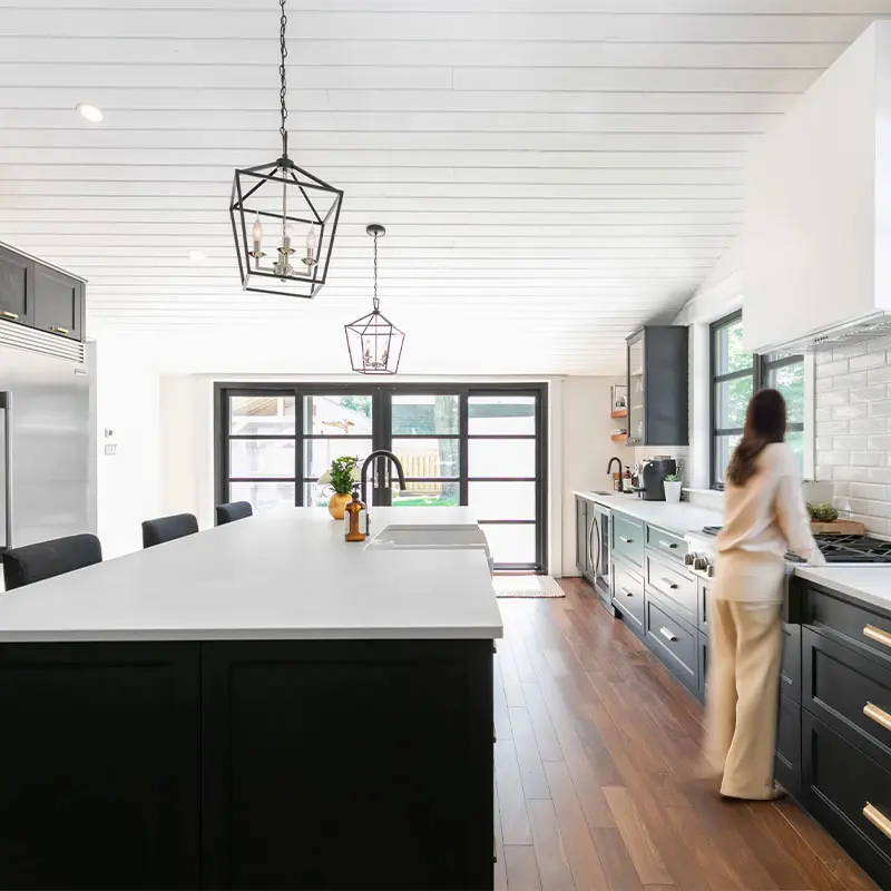 Armoire de cuisine sur mesure Laval – cuisine moderne avec black kitchen cupboards et comptoir quartz