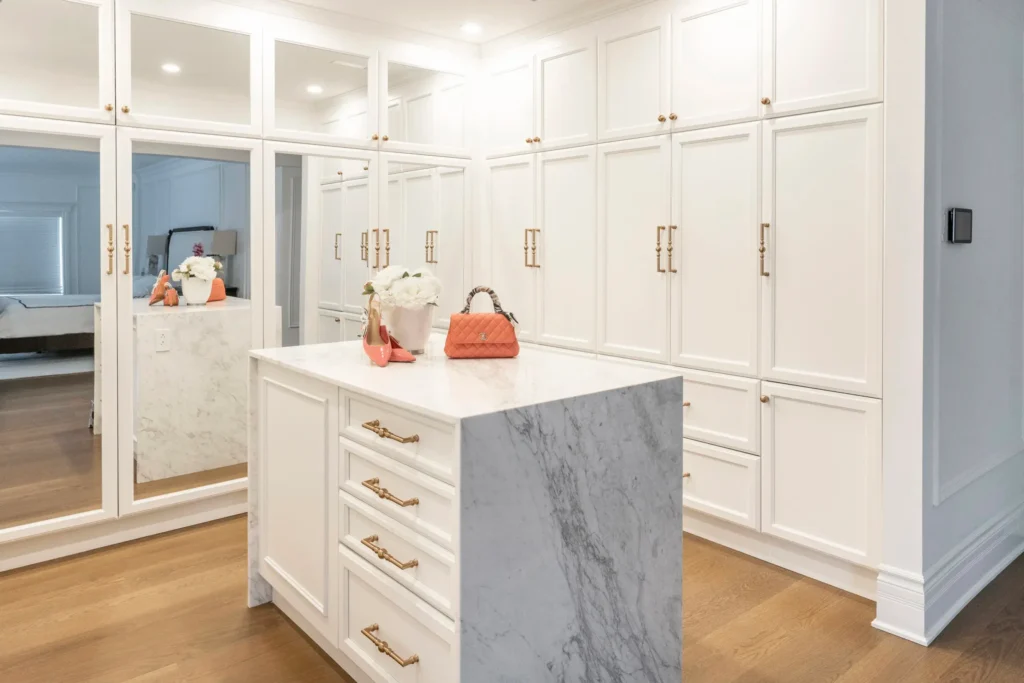 Armoire de rangement cuisine sur mesure Laval, style laqué avec détails dorés