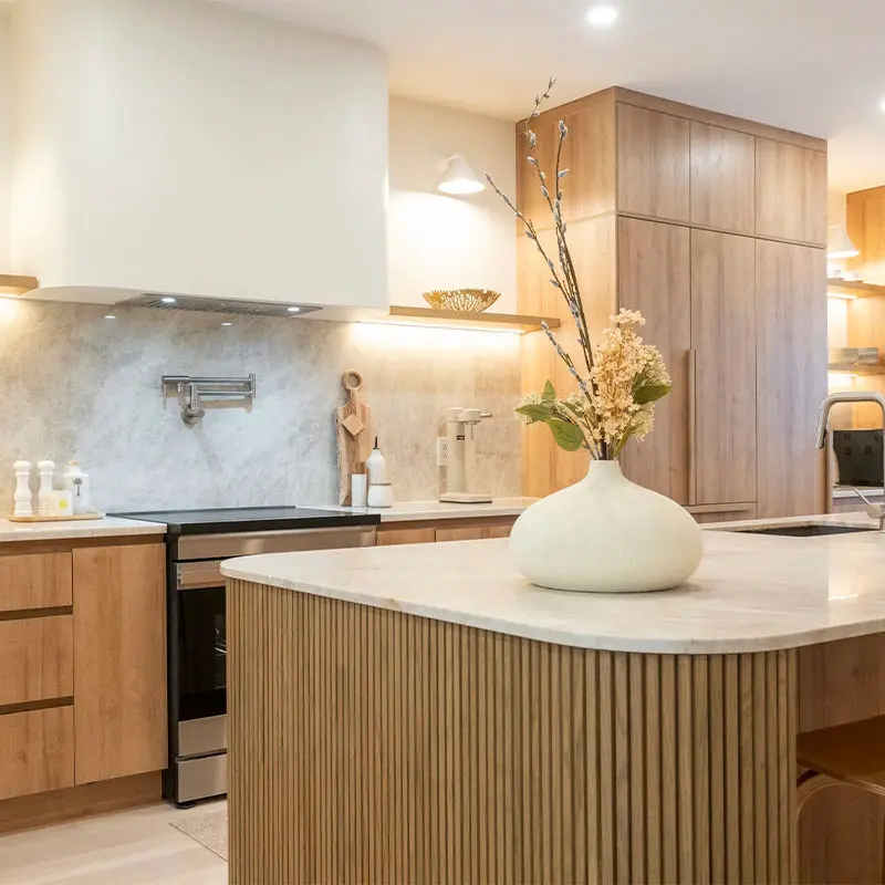 Rénovation cuisine Laval complète – couleur tendance 2026, armoires cuisine sur mesure et îlot intégré